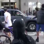【衝撃映像】閲覧注意！黒人デモに車が突っ込み、人々を轢きながら猛スピードで逃げる