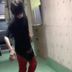 【GIF画像】米津玄師さん、突然廊下で神ダンスを披露してしまうｗｗｗｗｗｗｗ