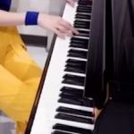 【画像】お●ぱいピアノさん、YouTuberでついに片チチを出してしまう！
