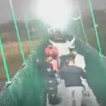 【閲覧注意】インドで橋崩落、141人死亡…その瞬間がガチでヤバすぎる【動画あり】