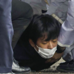 【速報】岸田首相襲撃事件、60m先のコンテナに穴　爆発物直撃か