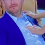 【動画】サッカーの観戦中に乳にかぶりつくジェントルマンが撮られてしまうｗｗｗｗｗｗｗ