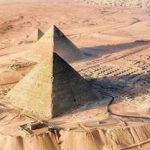 【画像】「クフ王のピラミッドの横には……ゴルフ場がある」俺「ははは、そんなわけ…」