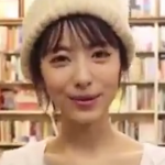 【動画】浜辺美波さん、胸元の空いた服を着て谷間を見せつけてしまう